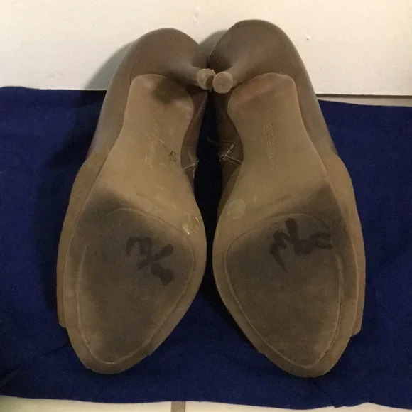 BCBG Generation, Tan, Bootie Heels. - Picture 2 of 9